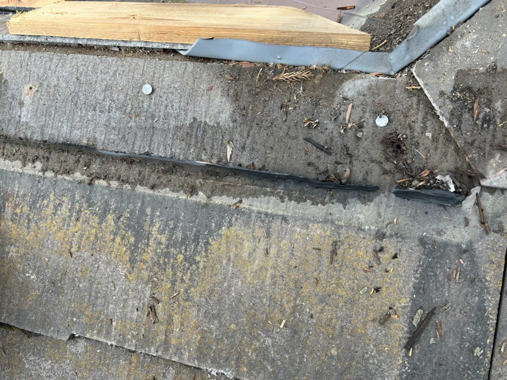 腐食木部を撤去してみると、屋根が濡れています。こういうのが雨漏りの原因になります。