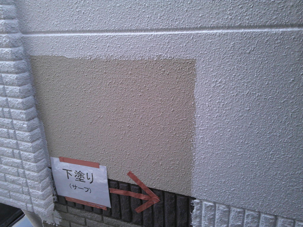 外壁の下塗りの様子です。<br />
下塗りはパーフェクトサーフを使ってヒビを埋めていきます。