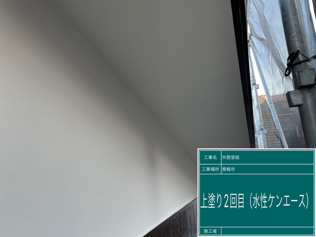 外壁上塗り１回目の様子です。<br />
日本ペイント　水性ケンエース(ホワイト)