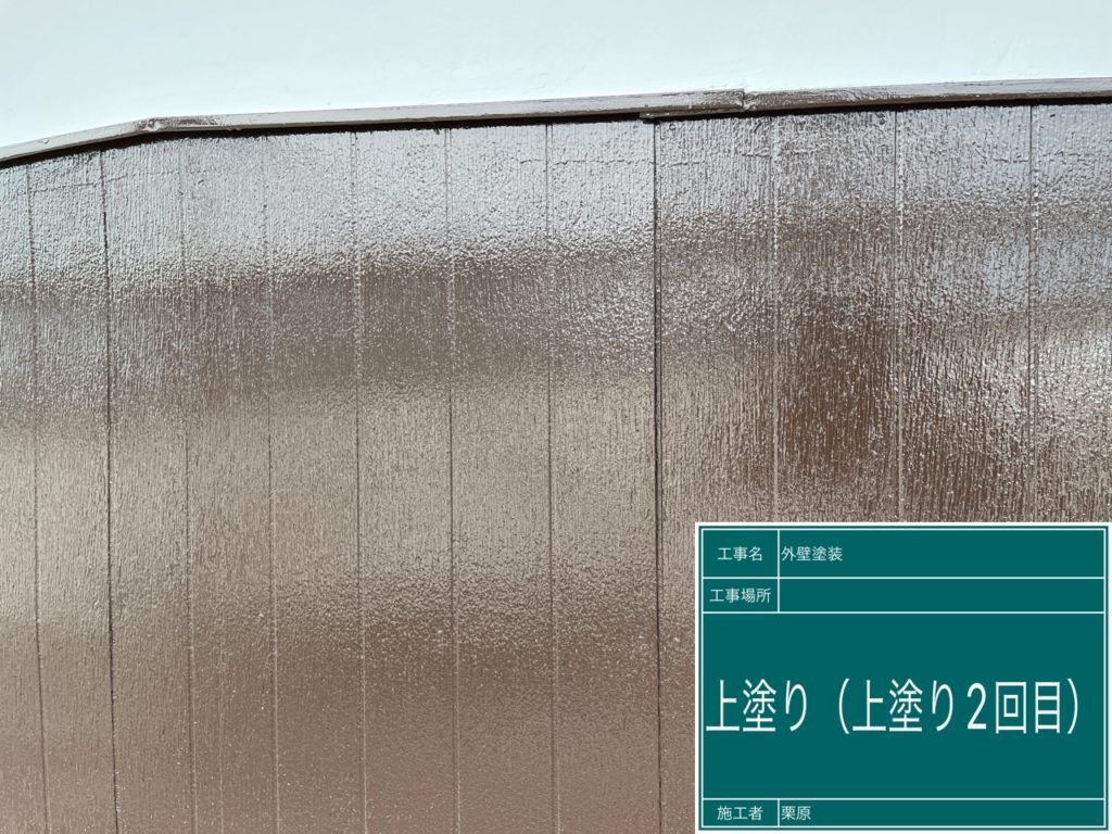 外壁下見板　上塗り2回目の様子です。日本ペイント　一液ファインウレタンU1100(チョコレート)