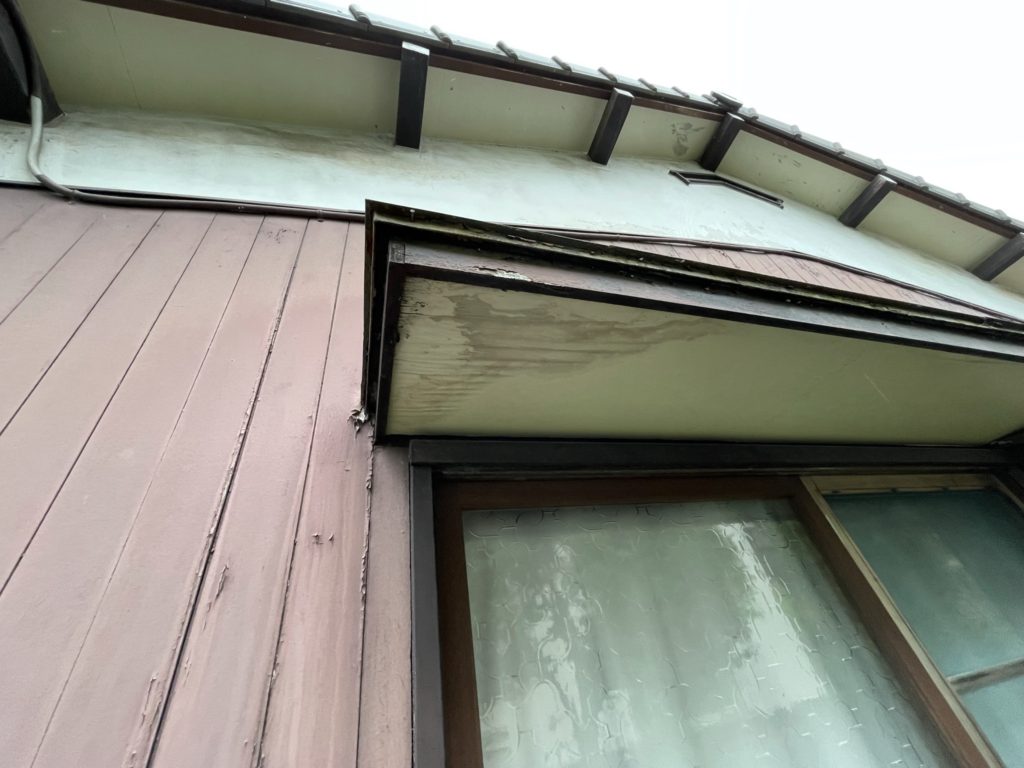 軒裏確認しても、木部はかなり劣化が進んでいて腐食があります。<br />
築年数の経過を考慮すると限界を超えているため今後、塗装が剥がれる可能性が高いです。