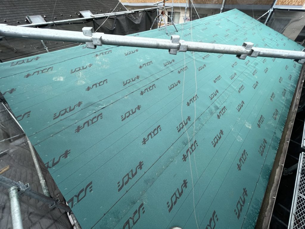 屋根下地用の防水シート(アスファルトルーフィング)を張って下地工事完了となります。