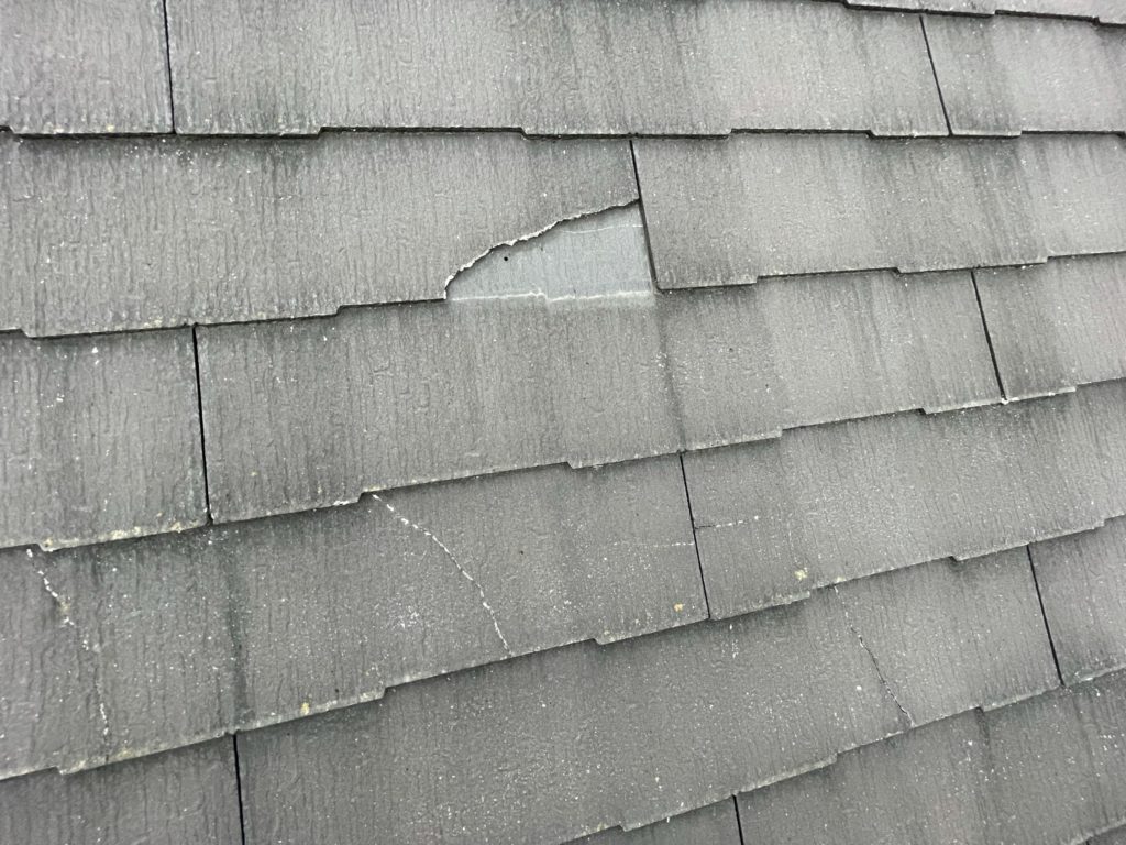 スレート屋根割れています。<br />
屋根診断の時に、高所カメラにて撮影しました。
