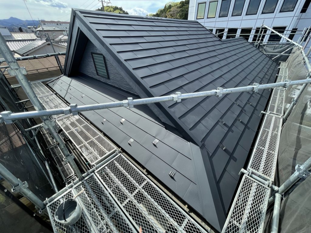 屋根カバー工法、ガルバリウム鋼板にすれば、しばらくは塗装もしなくて快適に過ごせます。