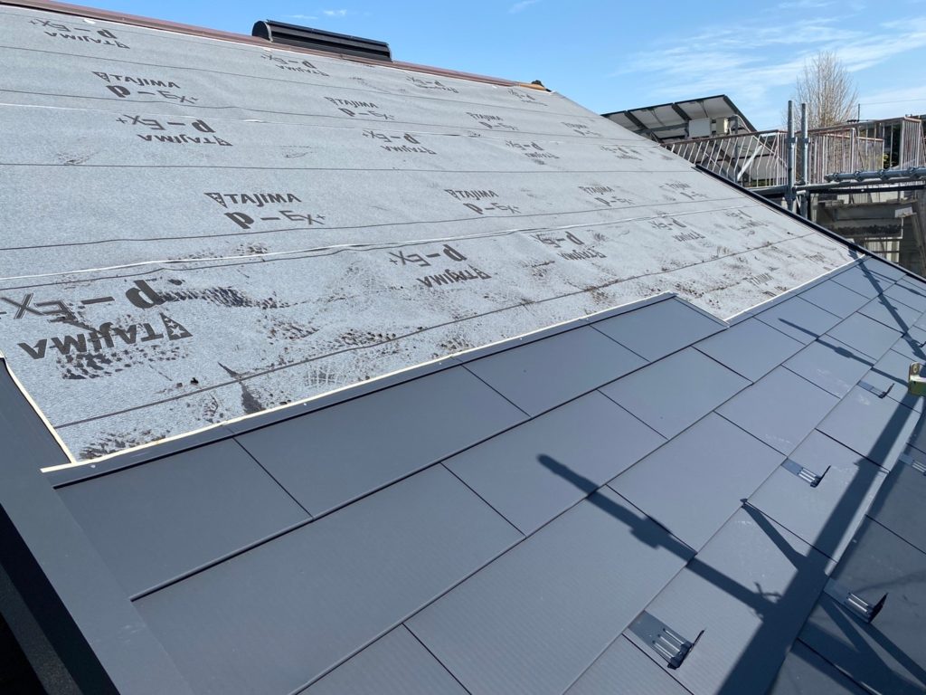 既存の屋根にアスファルトルーフィング(防水紙)施工の様子です。<br />
その上からガルバリウム鋼板を張っていきます。<br />
