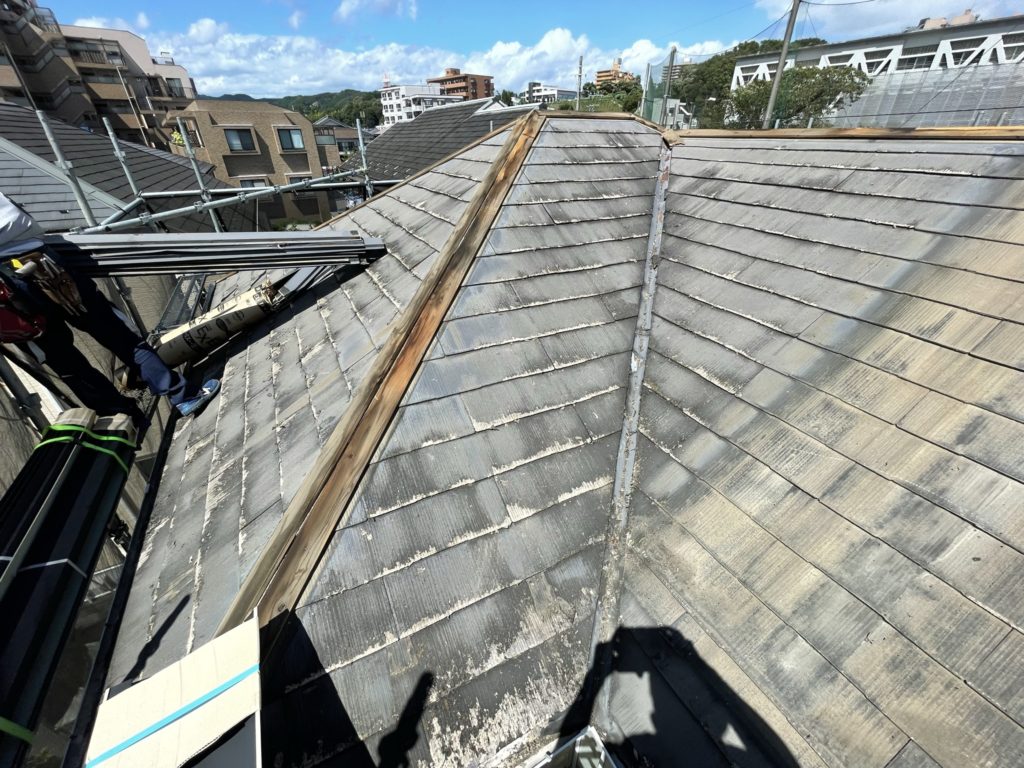使われていないソーラーを撤去し、既存屋根棟板金も撤去します。