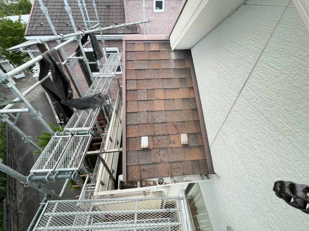 玄関上の下屋根です。<br />
日が当たる部分なのでカビは少ないですが、屋根材が割れています。<br />
