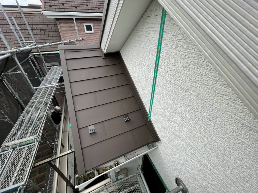 玄関上の下屋根も同じようにガルバリウム鋼板を張って同一化しています。
