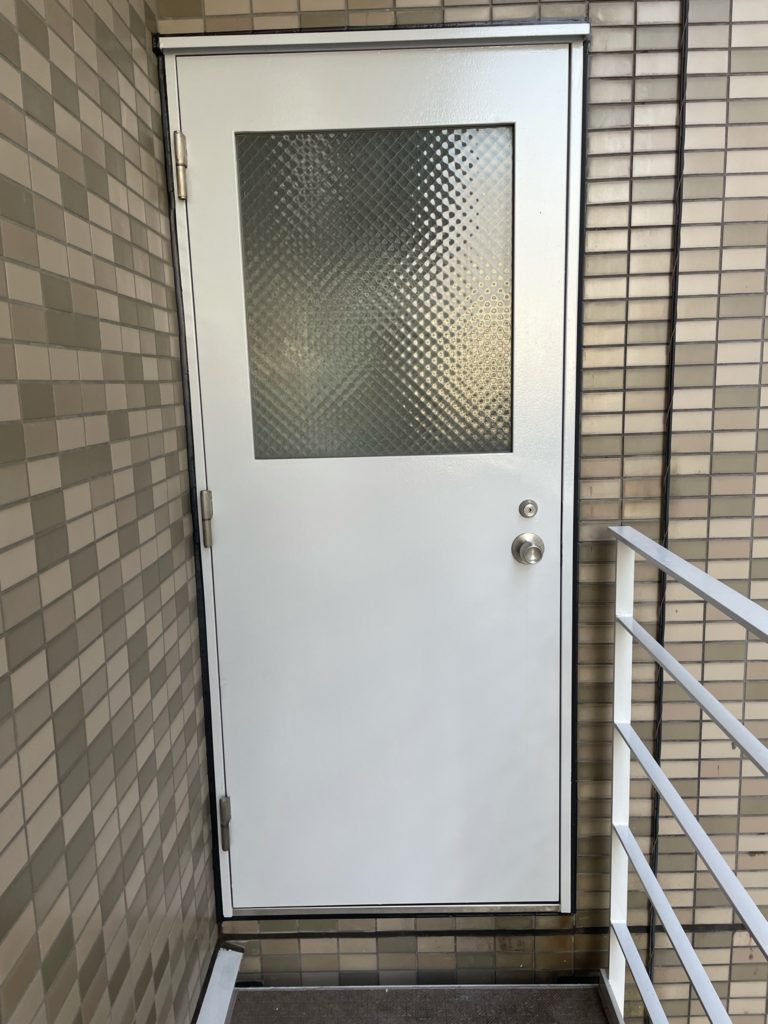 施工後の各階にある鉄扉です。