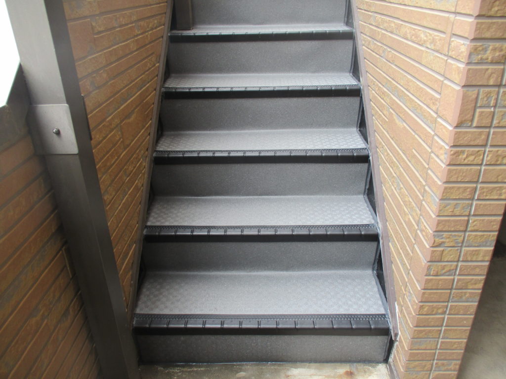 アパート階段塗装 長尺シート貼り防水工事 |創建社｜青梅市の丁寧