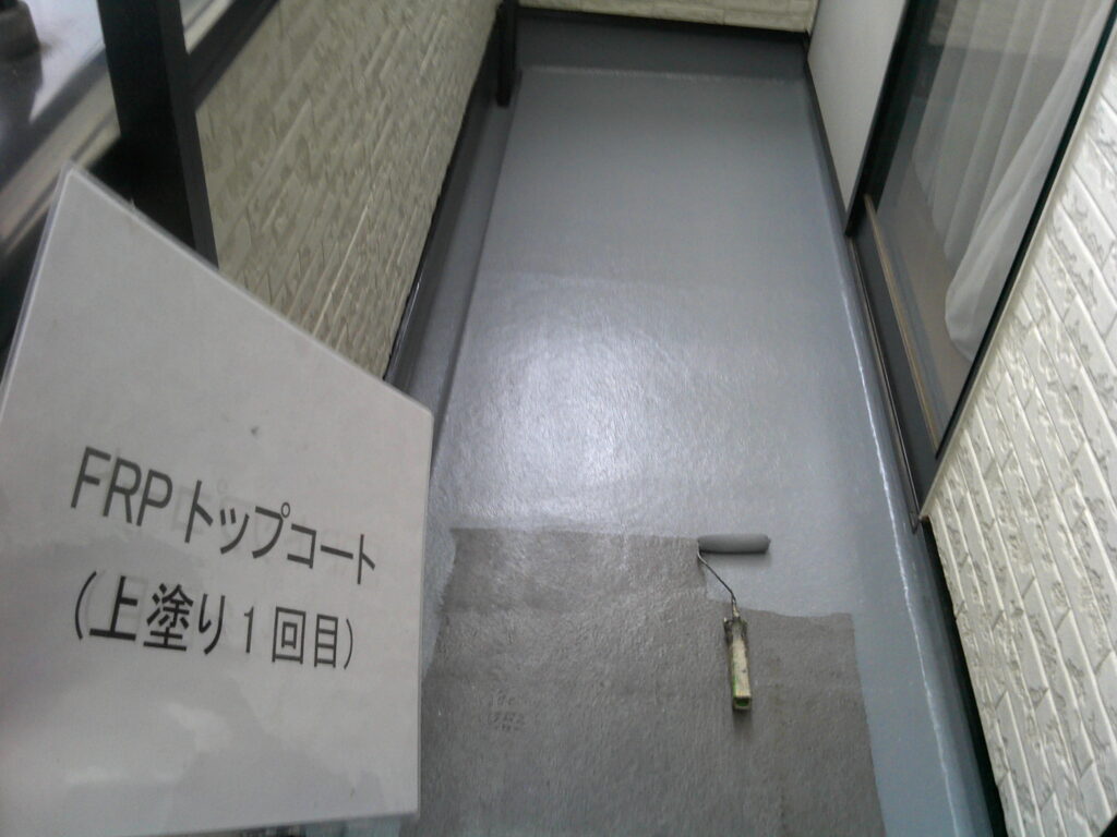 FRP専用トップコート1回目の様子。<br />
カナヱ水性FRPトップ　グレーを使用。