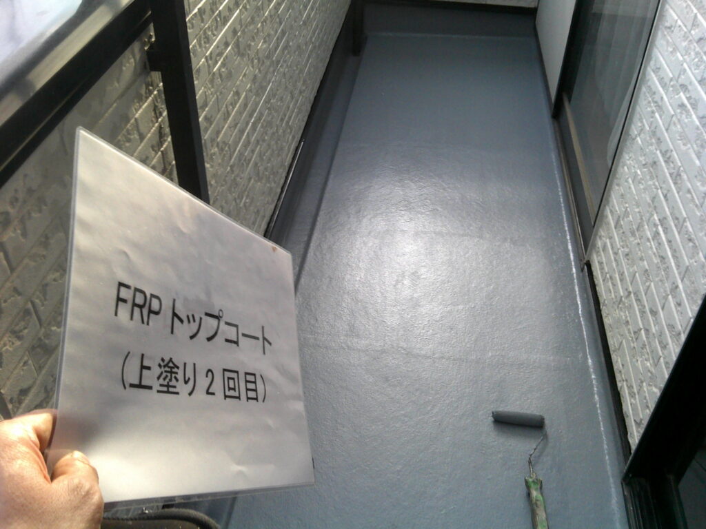 FRP専用トップコート2回目の様子。<br />
カナヱ水性FRPトップ　グレーを使用。