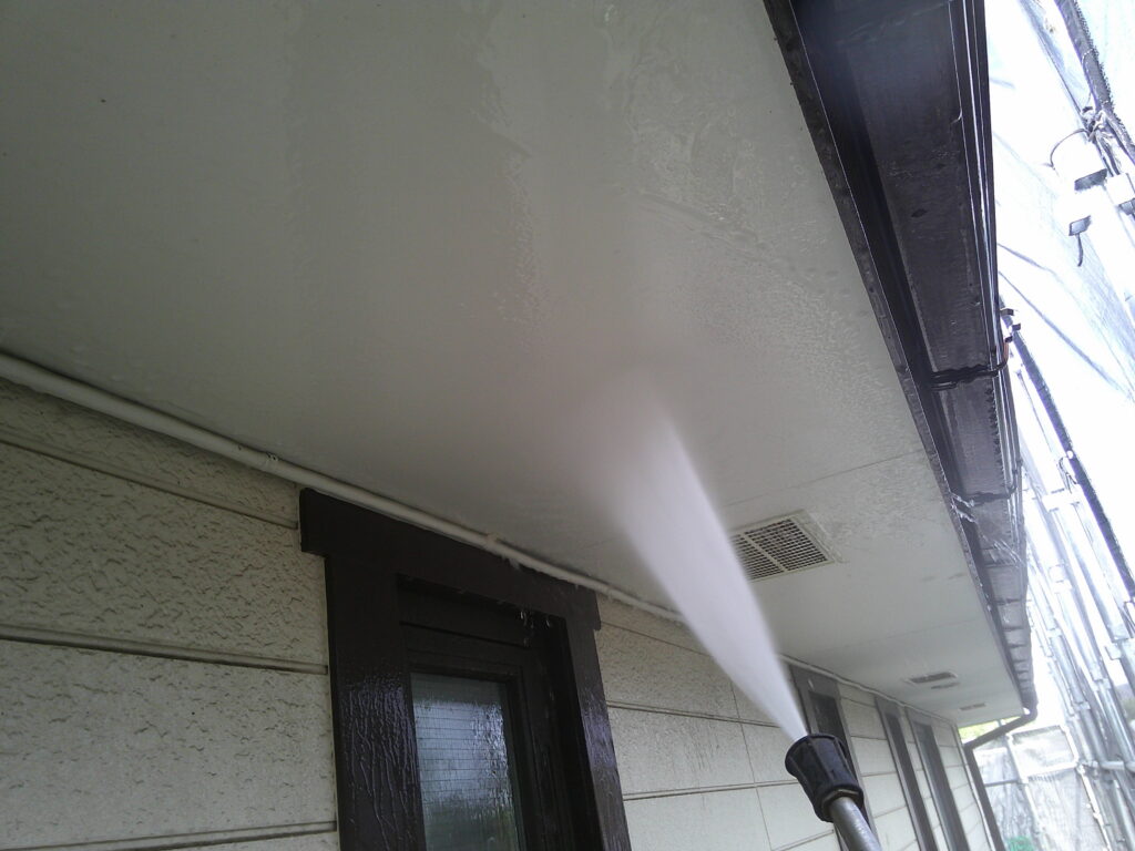 高圧洗浄で落としていきます。