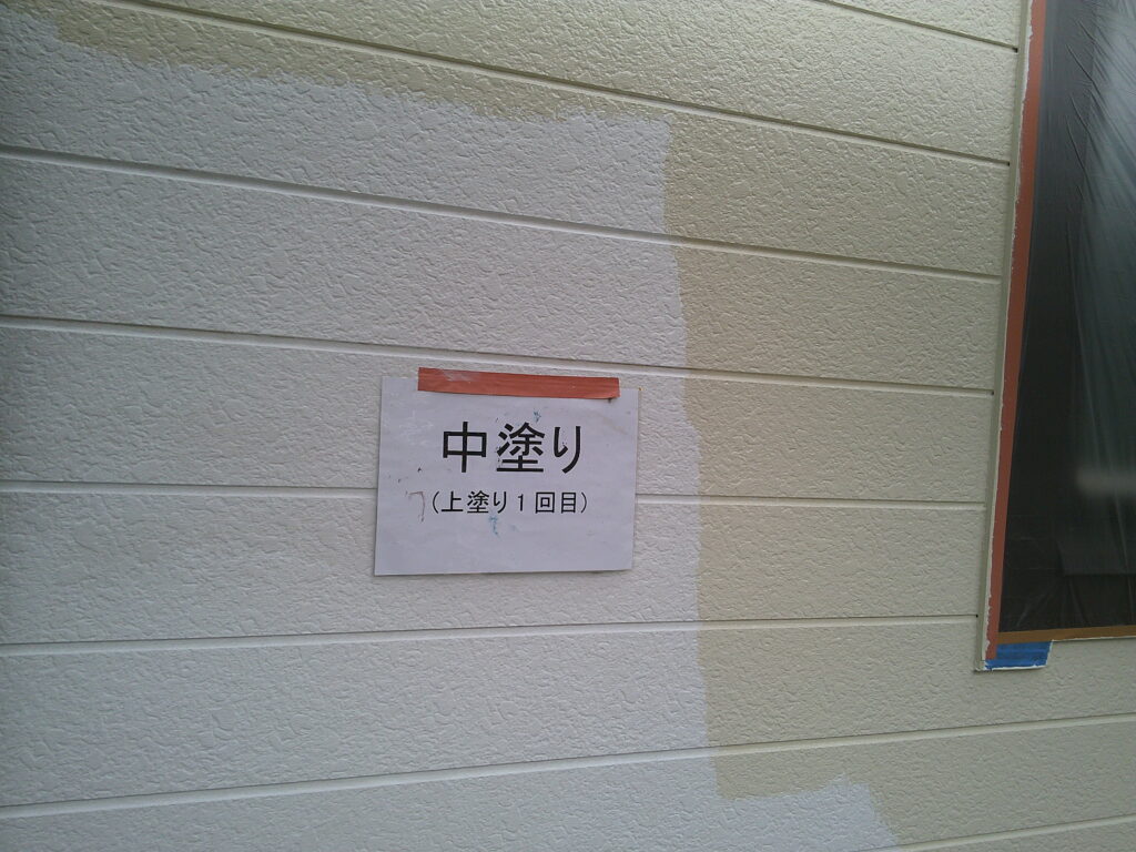 外壁塗装、中塗り(上塗り1回目)の様子。<br />
エスケー化研　エスケープレミアム無機(SR-164)