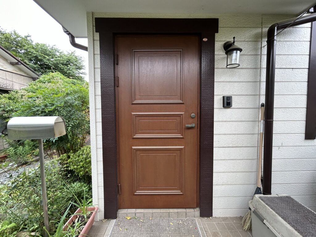 ドア枠、窓枠は木部で覆われています。