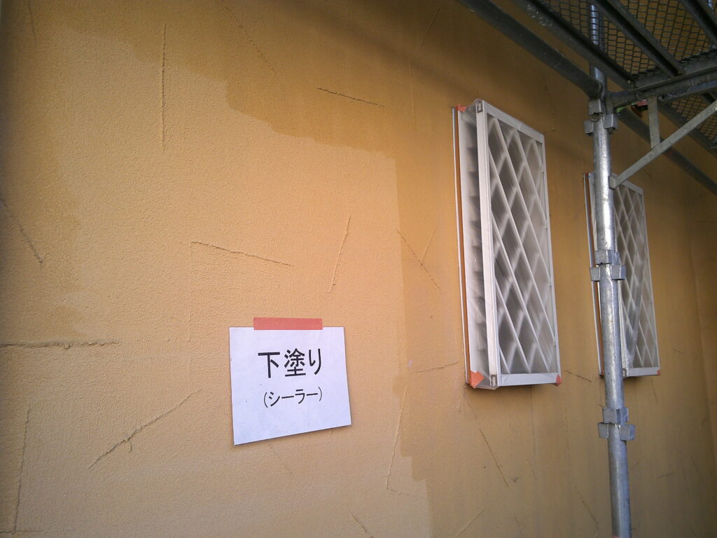 外壁塗装　下塗りの様子。日本ペイント　カチオンシーラー透明(下塗り)