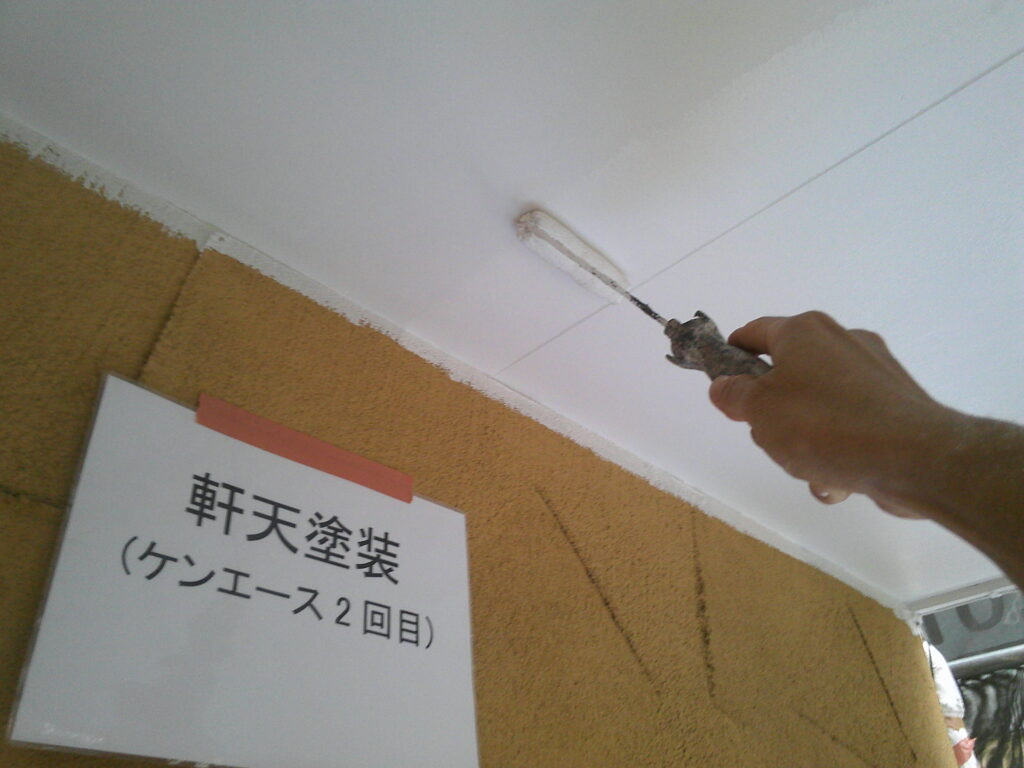 ウレタン樹脂塗装2回目の様子。<br />
日本ペイント　一液ファインウレタン(ホワイト)