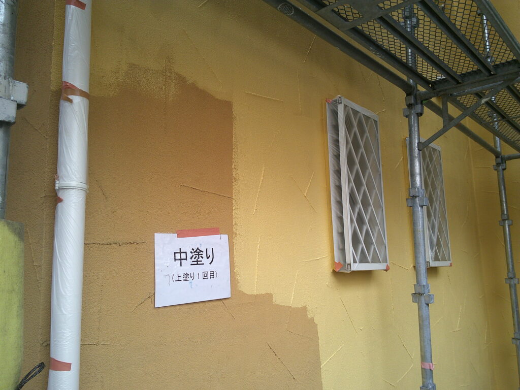 外壁塗装、中塗り(上塗り1回目)の様子。<br />
日本ペイント　パーフェクトトゥルーマット(ND-281)