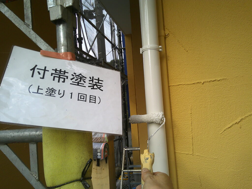 ウレタン樹脂塗装1回目の様子。<br />
日本ペイント　一液ファインウレタン(ホワイト)