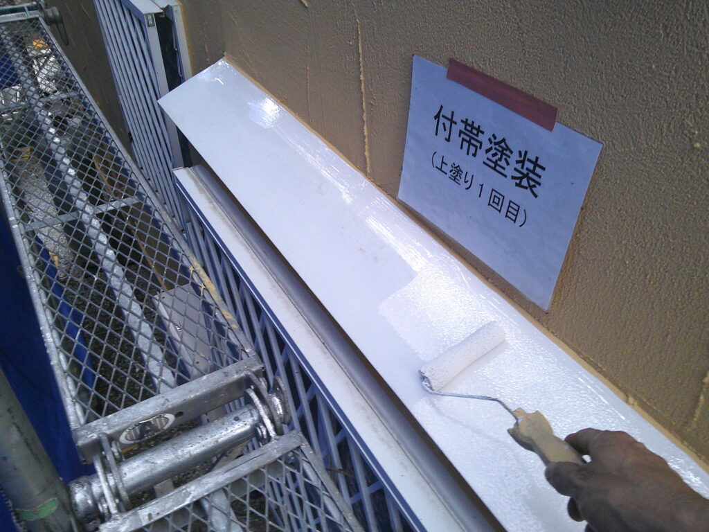 ウレタン樹脂塗装1回目の様子。<br />
日本ペイント　一液ファインウレタン(ホワイト)