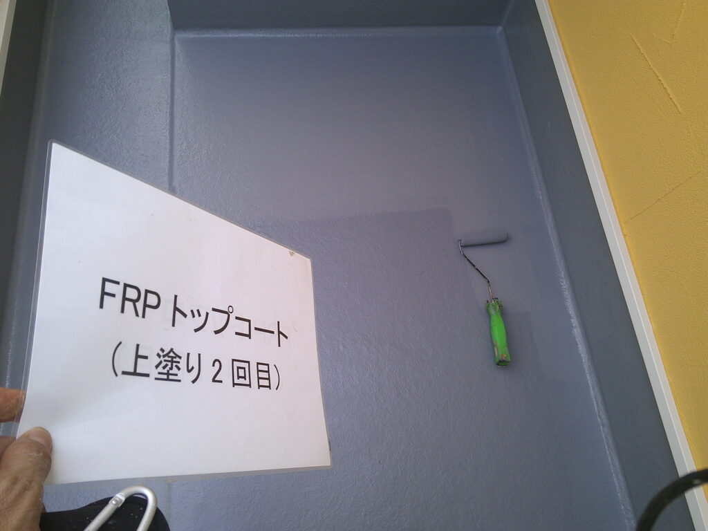 FRP専用トップコート2回目の様子。<br />
カナヱ水性FRPトップ　グレーを使用。