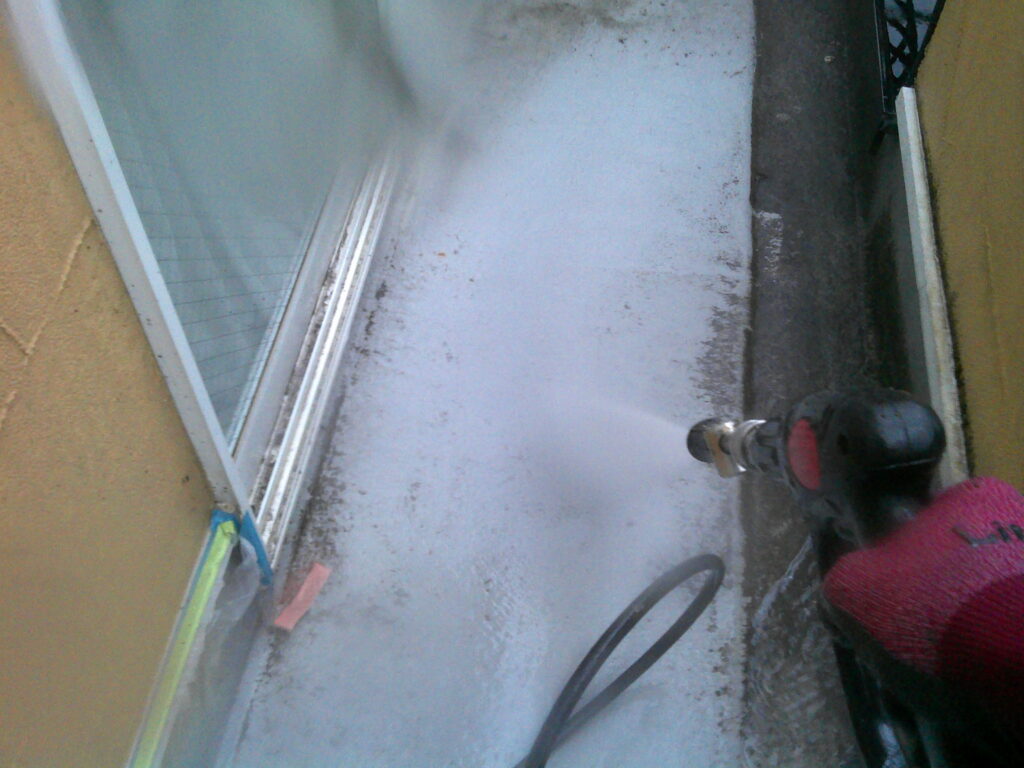 高圧洗浄していきます。