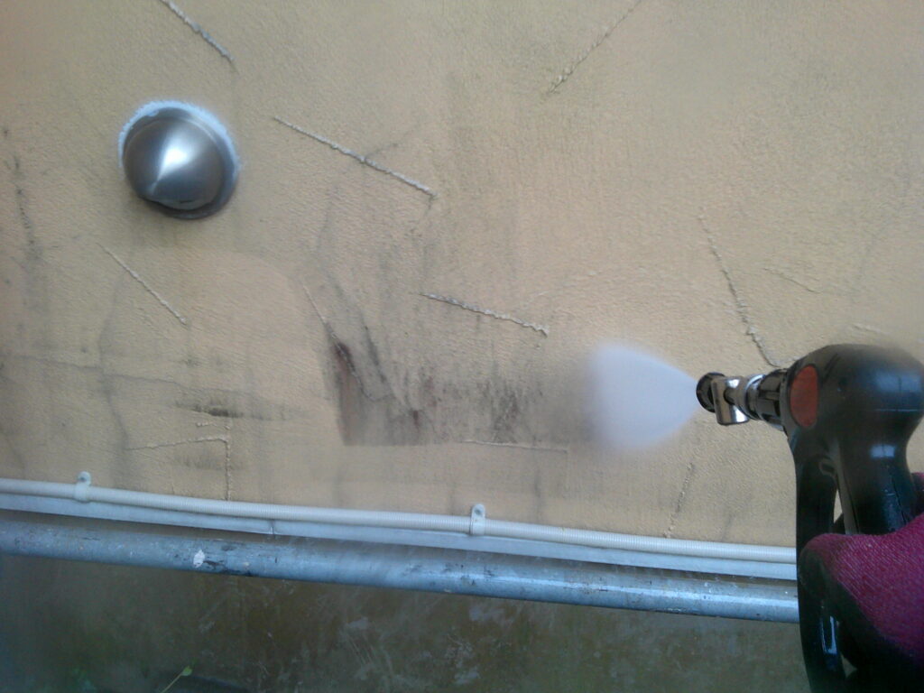 高圧洗浄していきます。