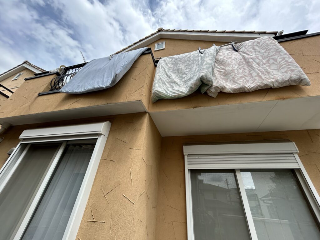 軒裏も汚れ、外壁も汚れています。