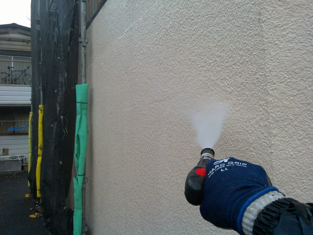 高圧洗浄で汚れをしっかり落としていきます。