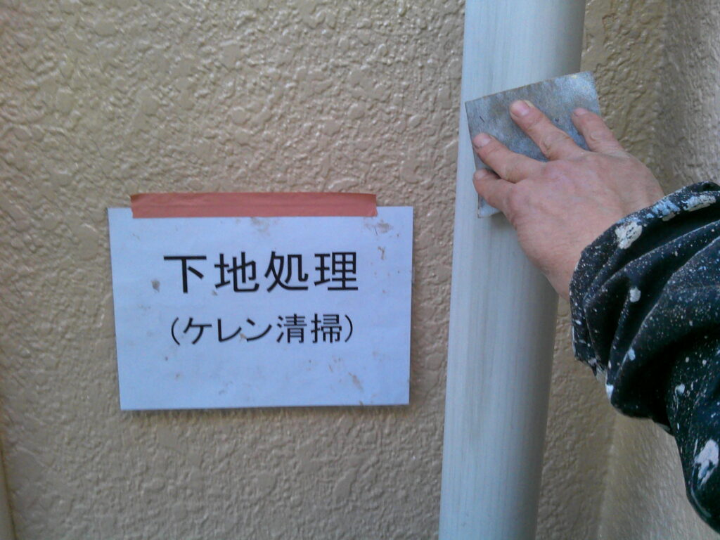 ケレン作業の様子。(3種ケレン)<br />
高圧洗浄後、皮スキやマジックロンの手作業にて、下地調整を行った。