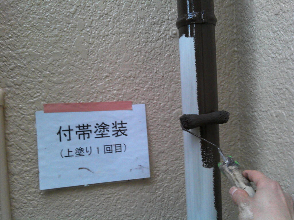 雨樋塗装、上塗り1回目の様子。<br />
日本ペイント　ファインパーフェクトトップ(チョコレート)