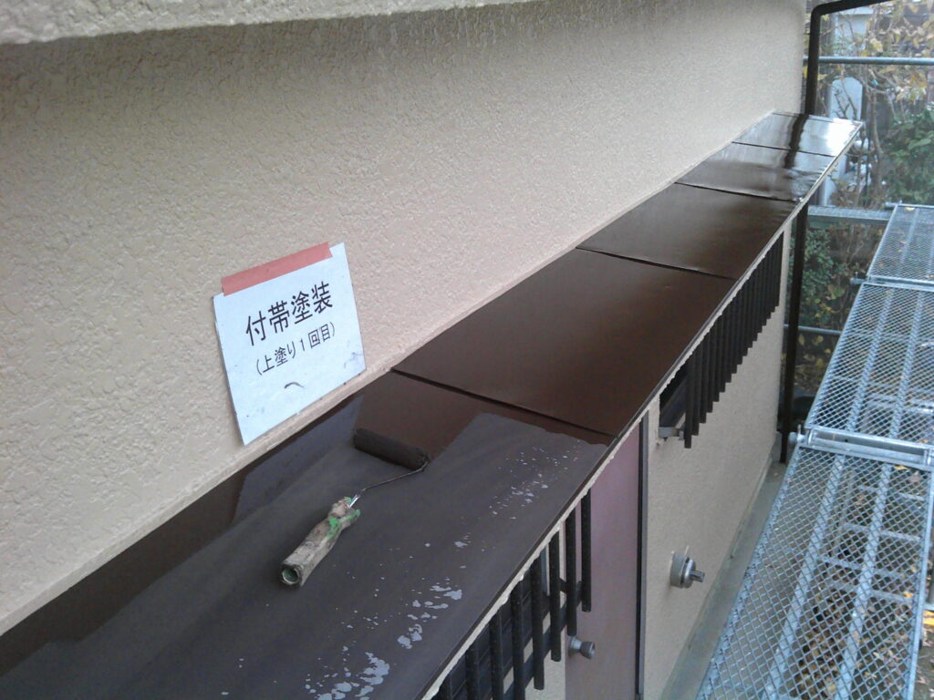 霜よけ塗装、上塗り1回目の様子。<br />
日本ペイント　ファインパーフェクトトップ(チョコレート)