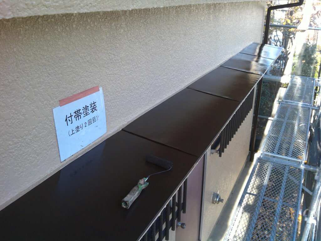 霜よけ塗装、上塗り2回目の様子。<br />
日本ペイント　ファインパーフェクトトップ(チョコレート)