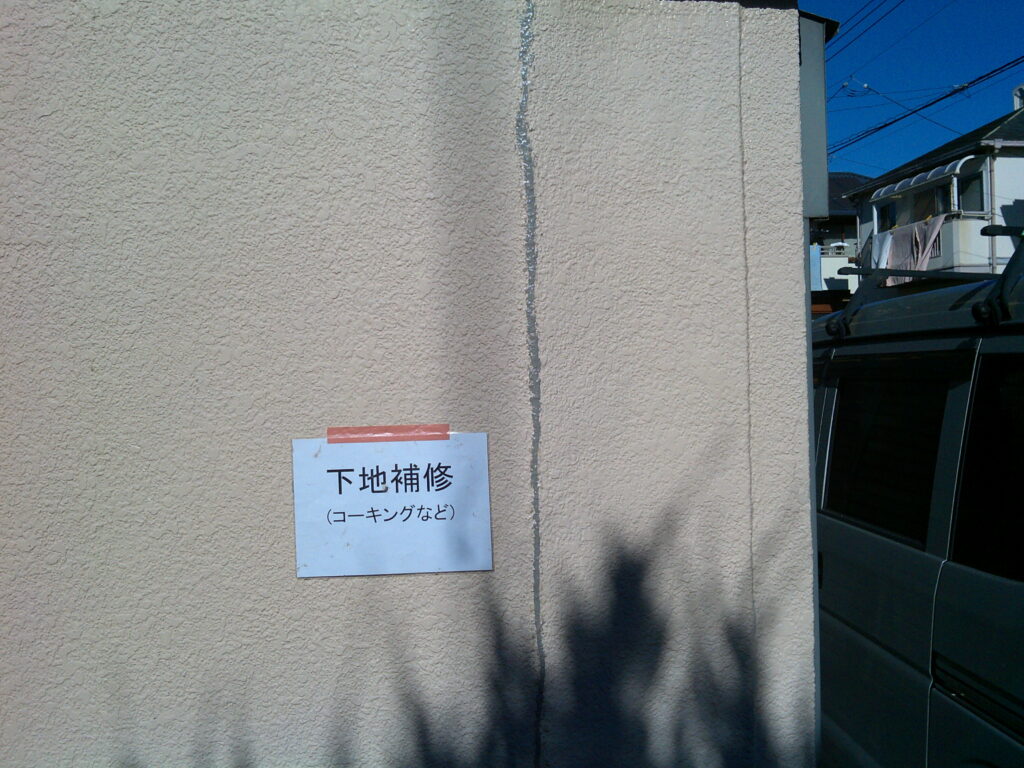 塗装で埋まらない箇所などの外壁ひび割れは、専用のコーキングガンで材料充填後、ヘラで圧着させ押さえ込み、補修完了となります。