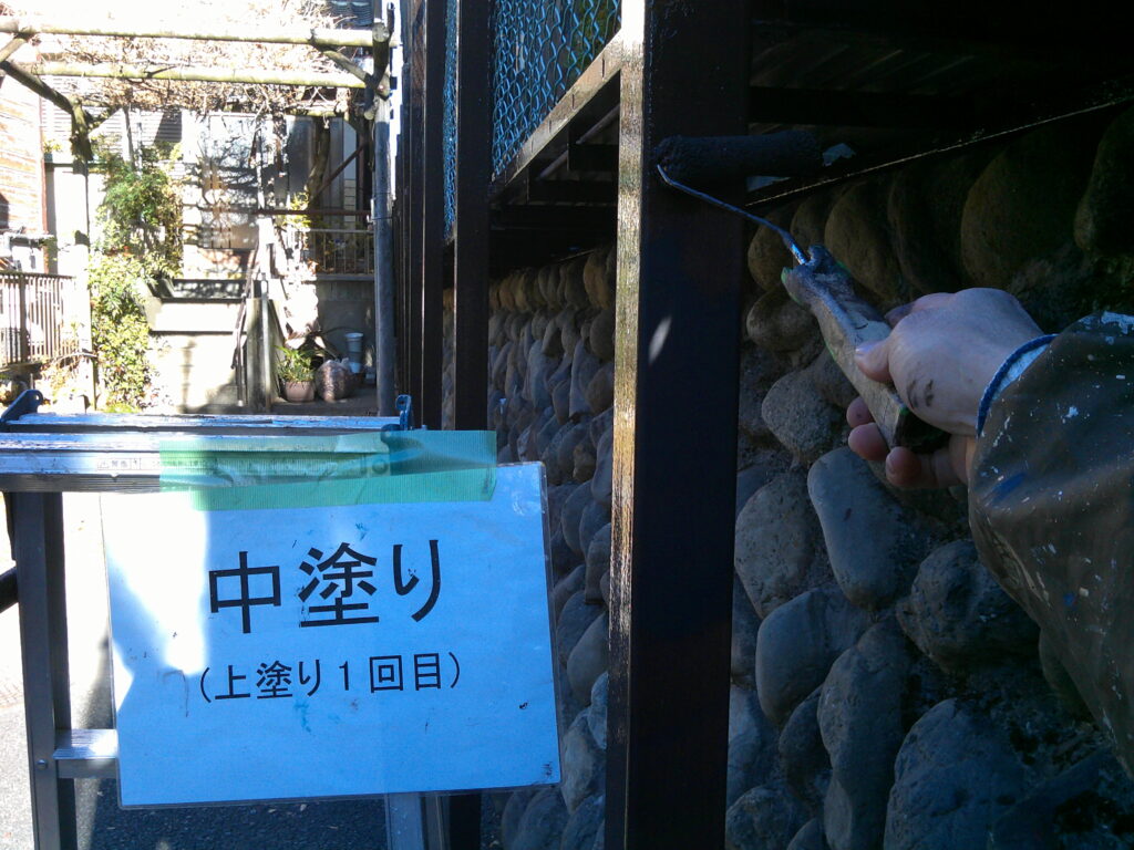 鉄骨塗装、上塗り1回目の様子。<br />
日本ペイント　ファインパーフェクトトップ(チョコレート)