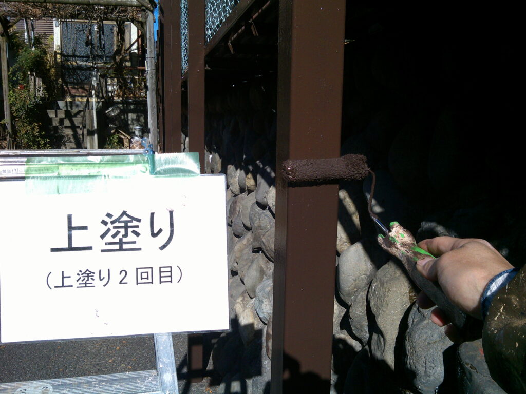 鉄骨塗装、上塗り2回目の様子。<br />
日本ペイント　ファインパーフェクトトップ(チョコレート)