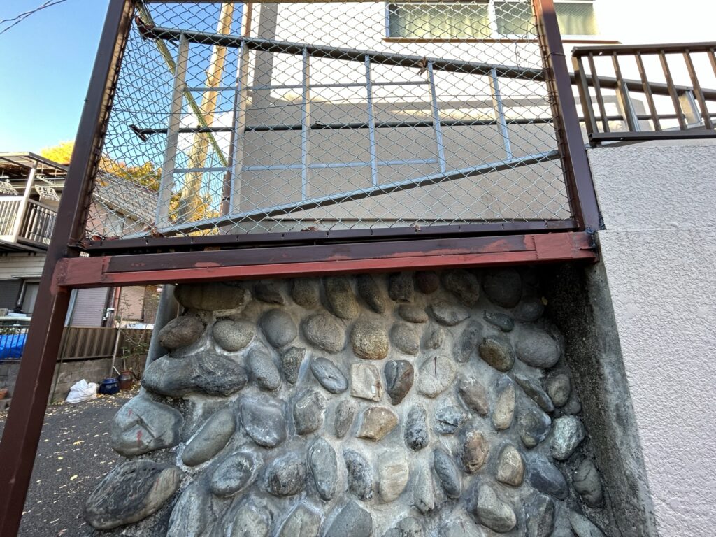 タッチアップ錆止めの様子。<br />
日本ペイント　一液ハイポンファインデクロ(赤）