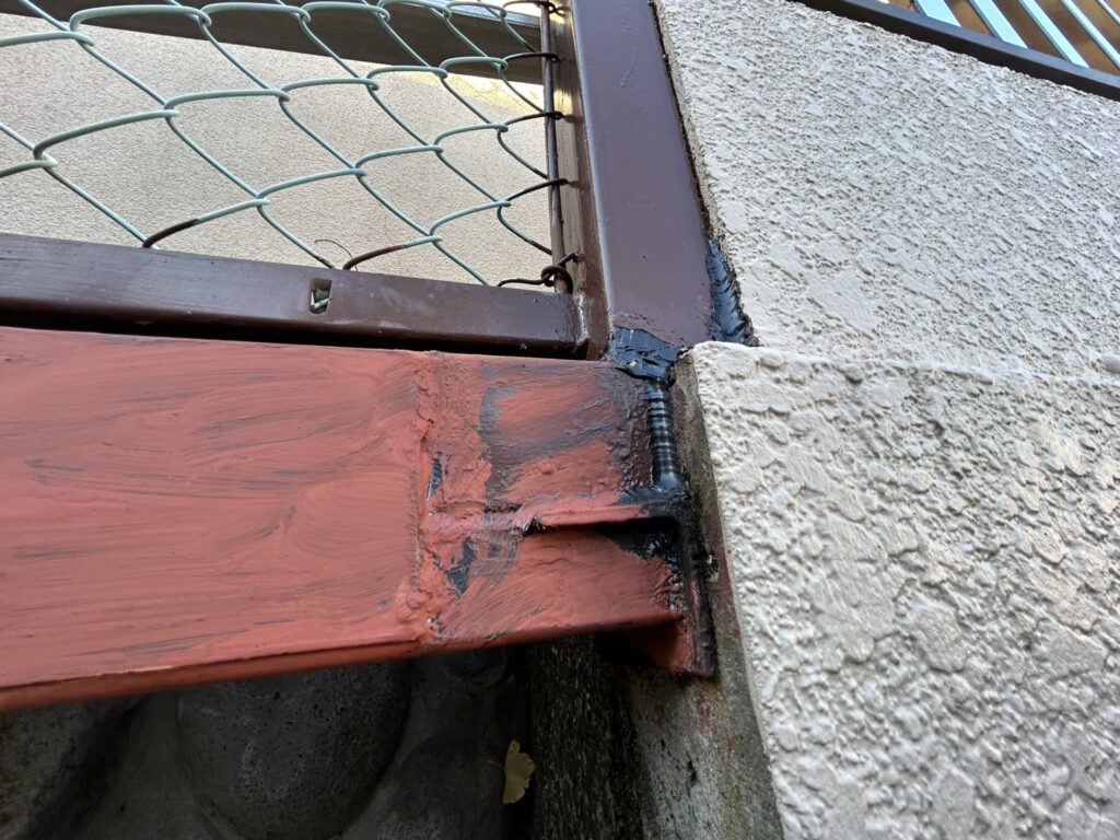 タッチアップ錆止めの様子。<br />
日本ペイント　一液ハイポンファインデクロ(赤)