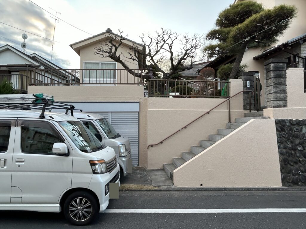 外構の壁もキレイに塗装して、細かいひび割れも埋まりました。