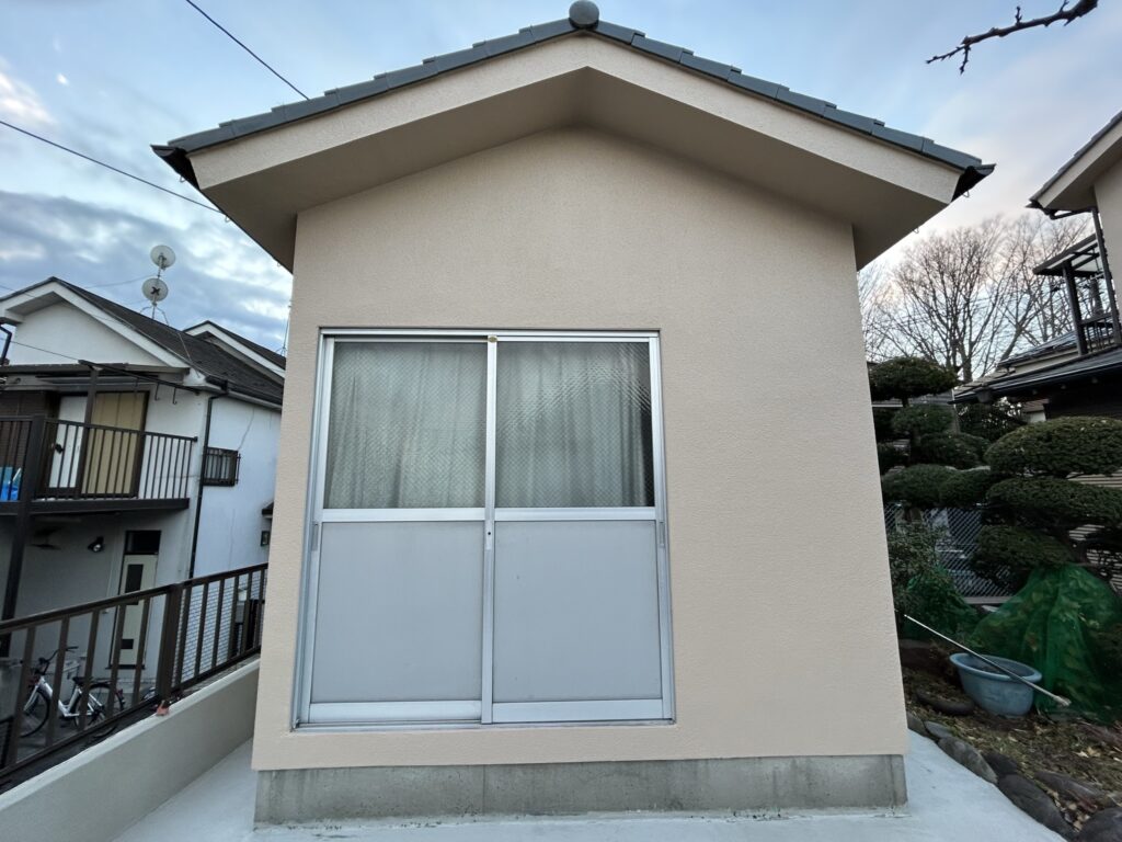 小屋も全体的に色あせていたので、キレイに塗替えました。