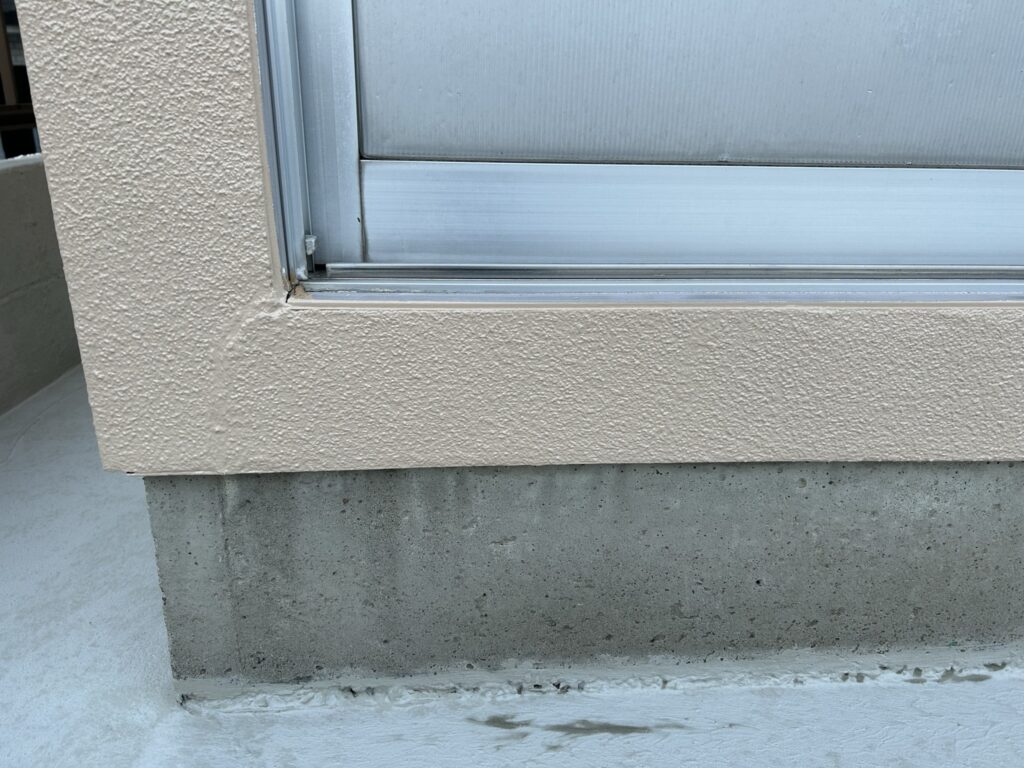 サッシ廻りのひび割れ部分もコーキングして埋まりました。