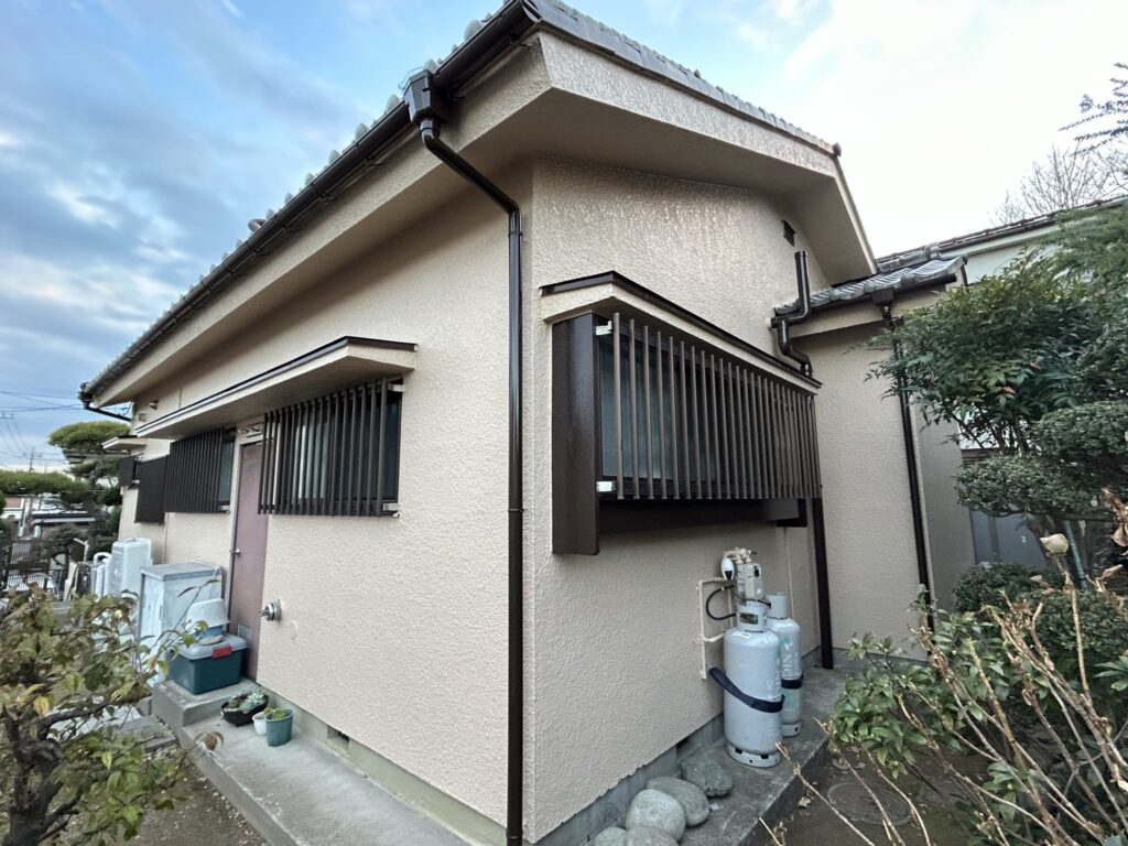 外壁塗装をして、細かいひび割れも埋まりました。