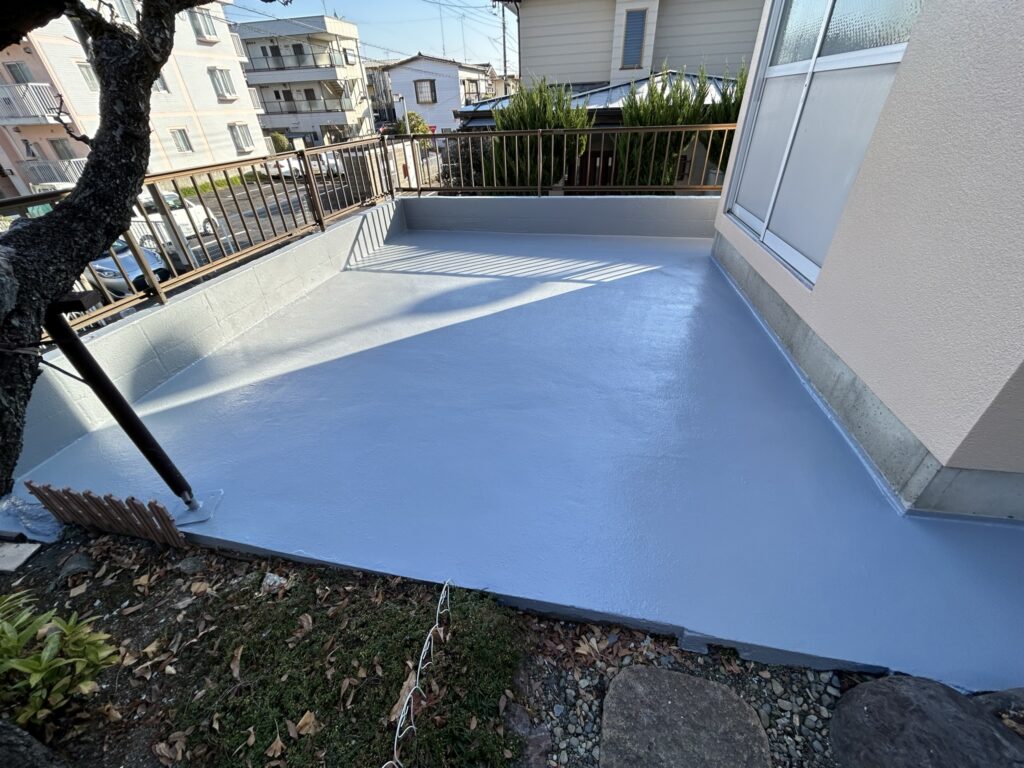 土間の凹みもキレイに補修し、平らにしてウレタントップコートでキレイになりました。