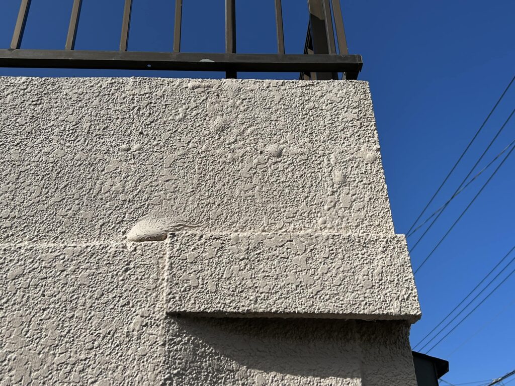 外廻りの壁、塗膜膨れがおきています。