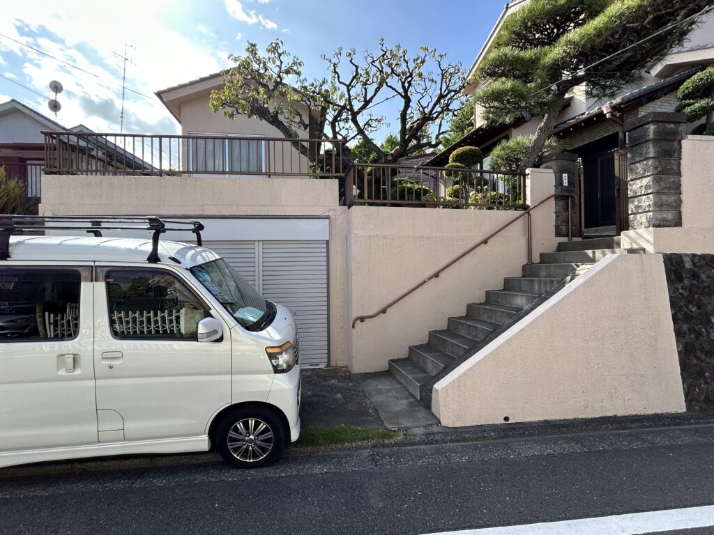 外廻りの壁も全て塗替えしたほうがよいです。