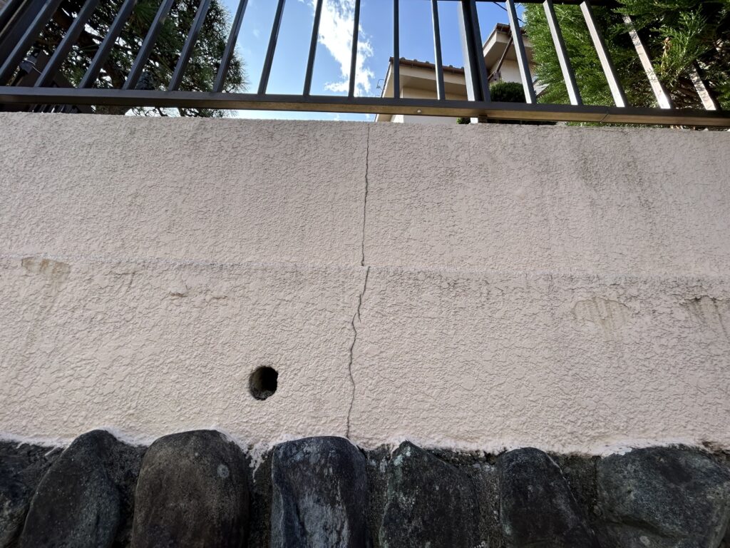外廻りの壁、ひび割れが生じています。