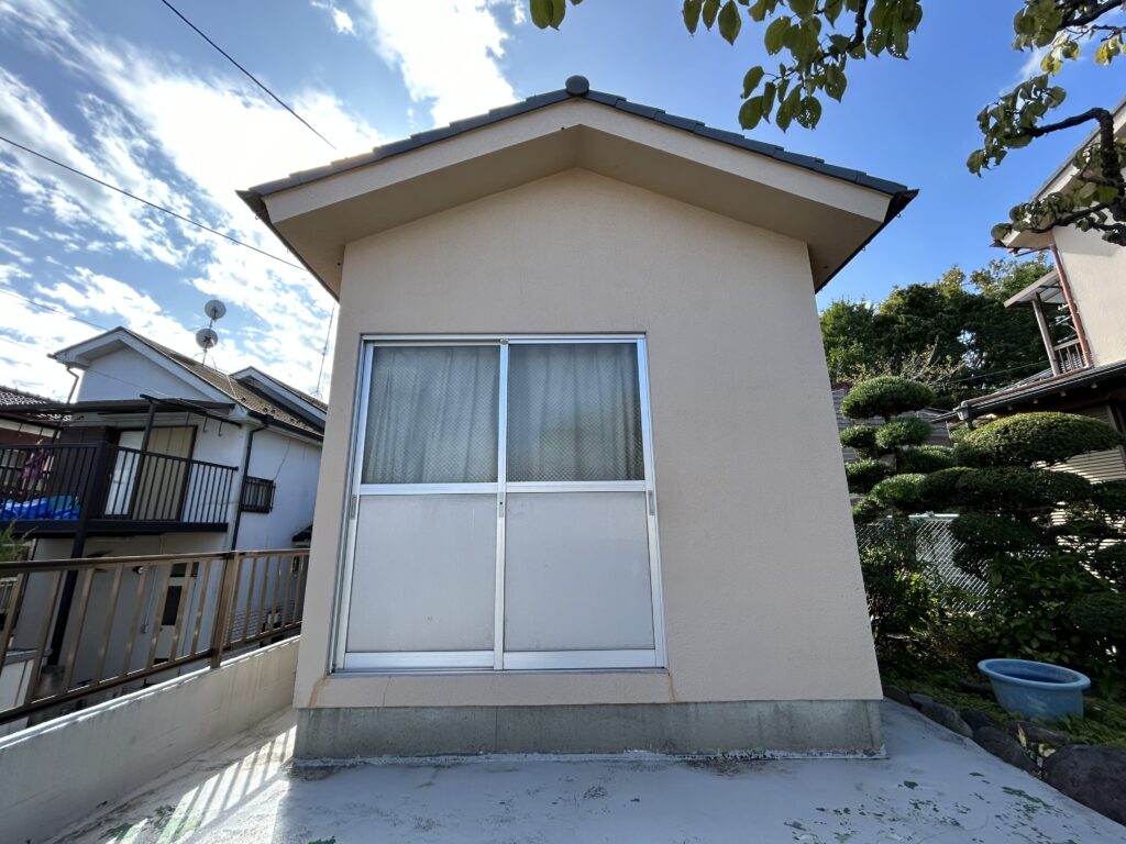 小屋も全体的に色あせてきています。