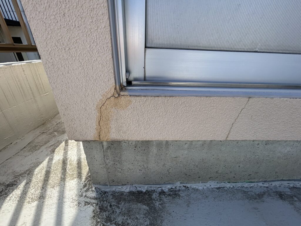 サッシ廻りは特に割れやすい箇所です。