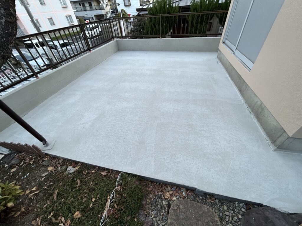 カチオン樹脂モルタル塗布によって、平場のクラックは、全て埋まりましたが、築年数も経過しておりますので、次回はウレタン防水工事を推奨します。