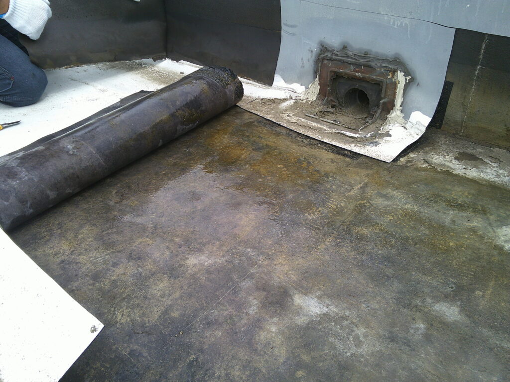 シート防水を撤去しています。<br />
雨水が回り込んでいたため、素地がかなり濡れていました。<br />
これでは雨が降ればダイレクトに室内に雨漏りしていきます。